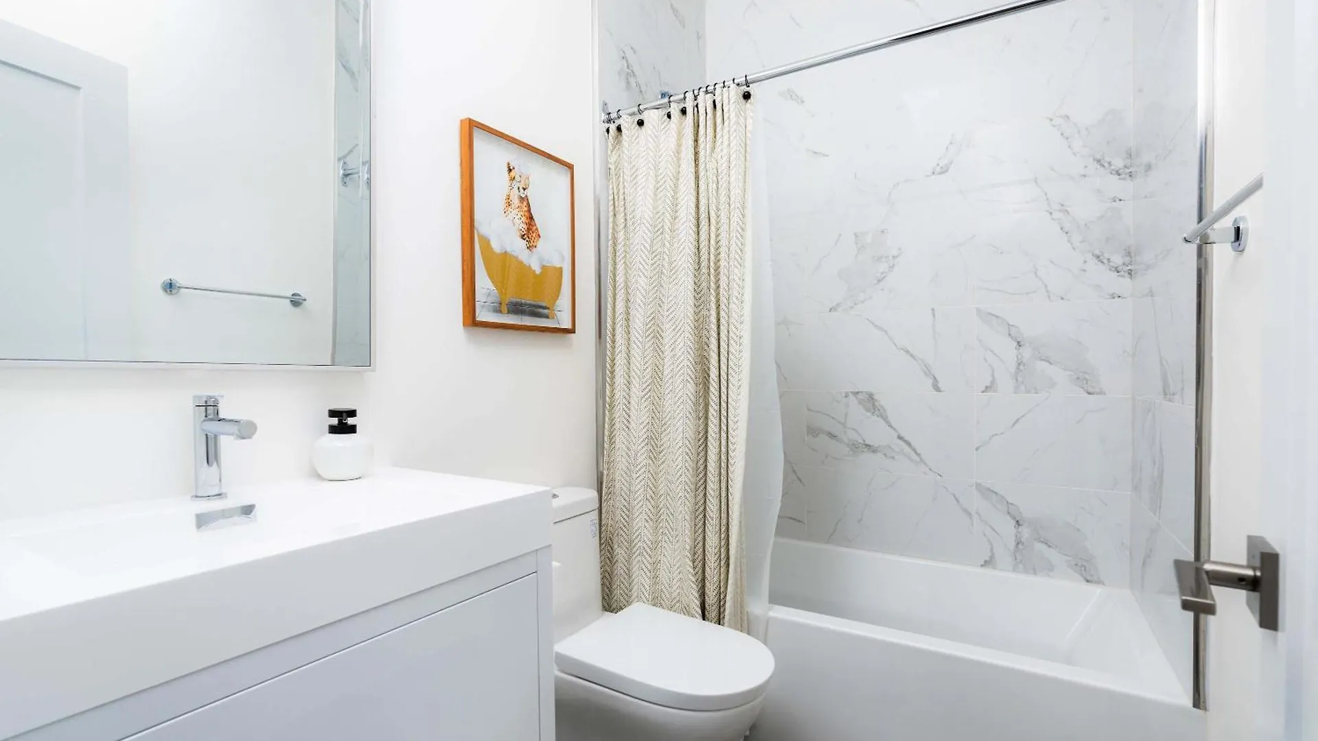 Large Victorian Sleeps 6 By Uoft Apartment Toronto