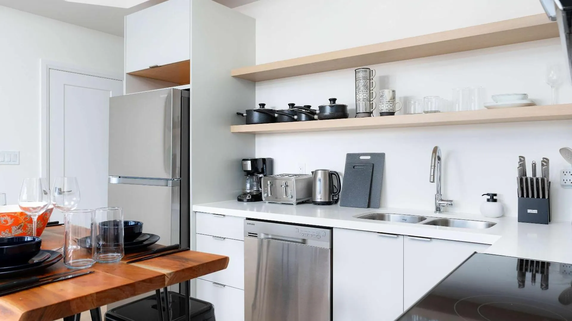 Large Victorian Sleeps 6 By Uoft Apartment Toronto