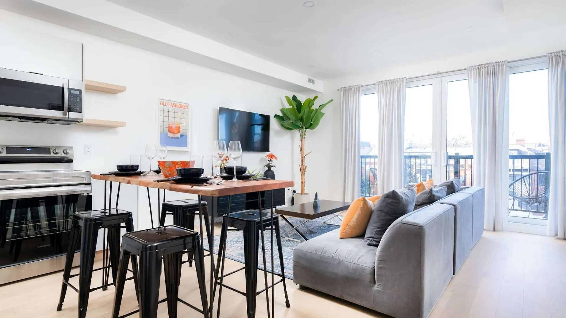 Large Victorian Sleeps 6 By Uoft Apartment Toronto