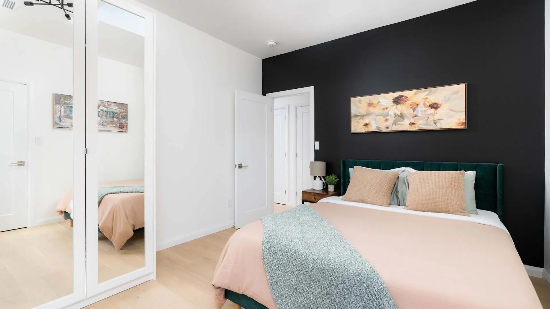Large Victorian Sleeps 6 By Uoft Apartment Toronto