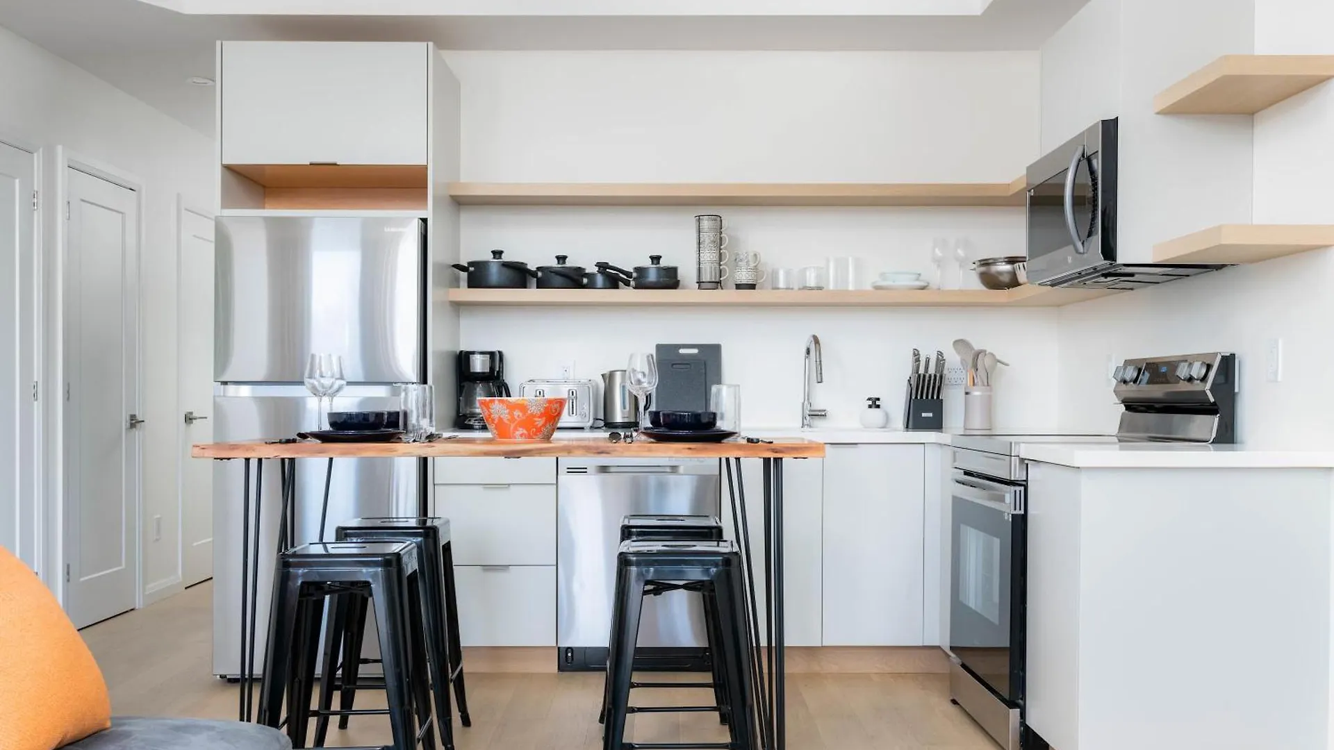 Large Victorian Sleeps 6 By Uoft Apartment Toronto 0*,