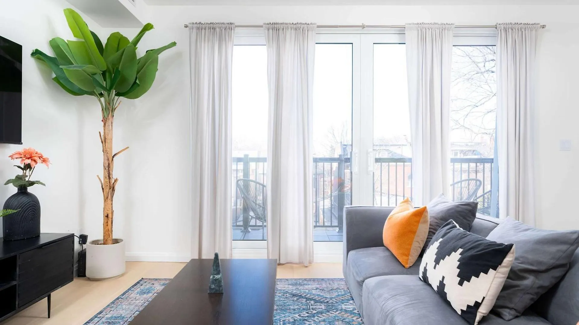 Large Victorian Sleeps 6 By Uoft Apartment Toronto